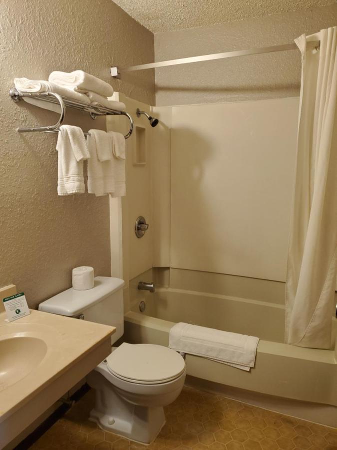 Bison Plains Lodge Moorhead Екстериор снимка