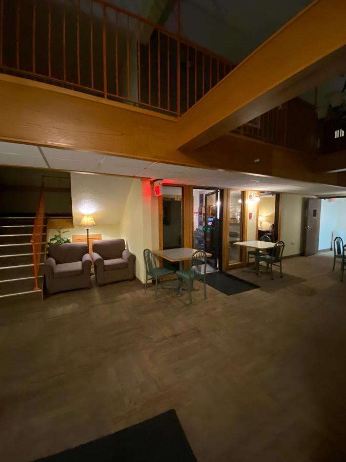 Bison Plains Lodge Moorhead Екстериор снимка